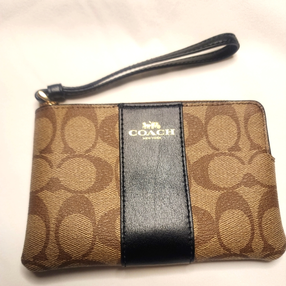 NWOT Coach Corner Zip Wristlet in Signature Canvas Gold/Black/Khaki
